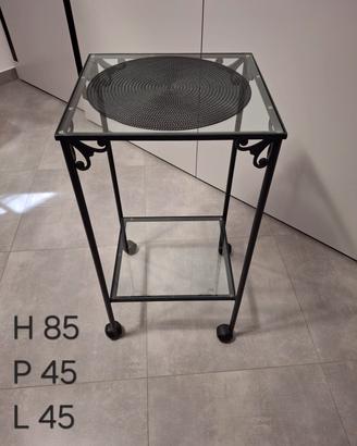 Carrello artigianale in ferro battuto.