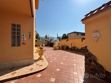 VILLA A SCHIERA A TERRACINA
