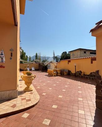 VILLA A SCHIERA A TERRACINA