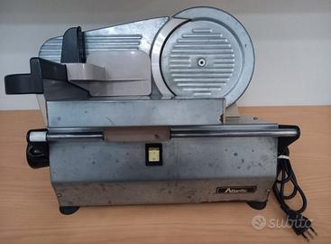 Affettatrice con lama diametro 21cm.