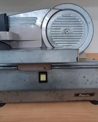 Affettatrice con lama diametro 21cm.