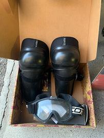 Ginocchiere ed occhiali da snowboard