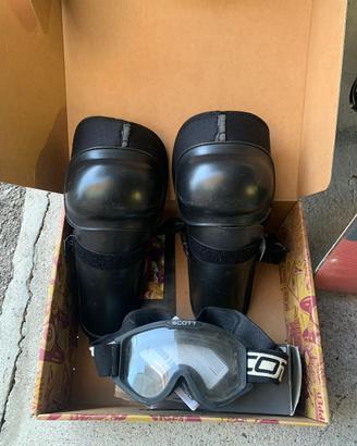 Ginocchiere ed occhiali da snowboard