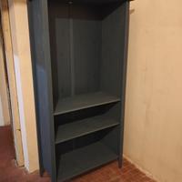 Armadio aperto con ripiani