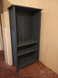 Armadio aperto con ripiani