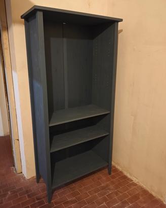 Armadio aperto con ripiani