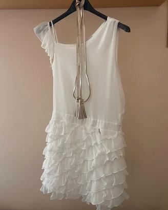Abito bianco monospalla con balze