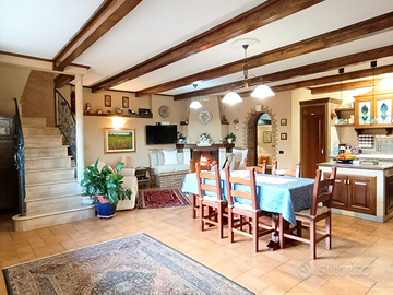 Casa semi-indipendente su due livelli con giardino