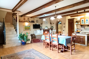 Casa semi-indipendente su due livelli con giardino