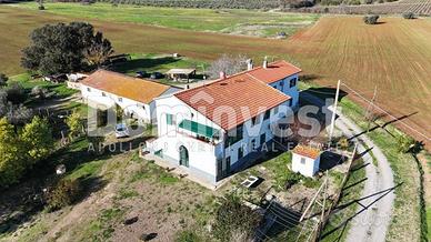 Rustico / Casale di 700 m² con più di 5 locali e b