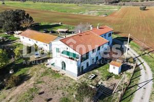 Rustico / Casale di 700 m² con più di 5 locali e b
