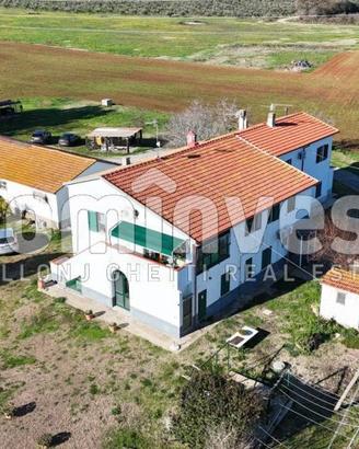 Rustico / Casale di 700 m² con più di 5 locali e b