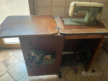 Macchina da cucire vintage con mobile in legno