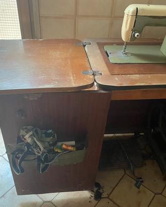 Macchina da cucire vintage con mobile in legno