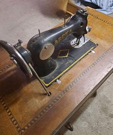 Macchina da cucire a pedale