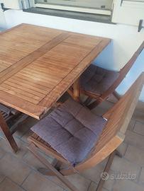 Tavolo e sedie da giardino