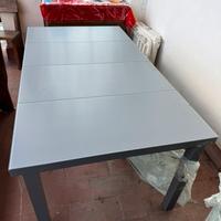 Tavolo, 6 sedie, 2 sdraio e ombrellone