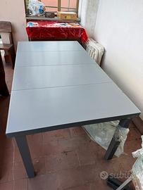 Tavolo, 6 sedie, 2 sdraio e ombrellone