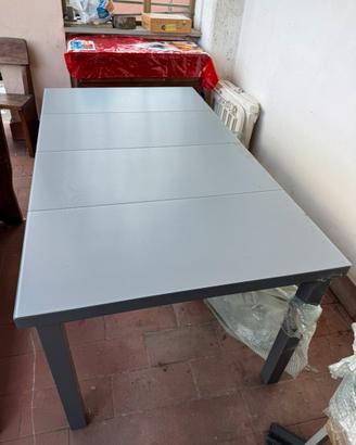 Tavolo, 6 sedie, 2 sdraio e ombrellone