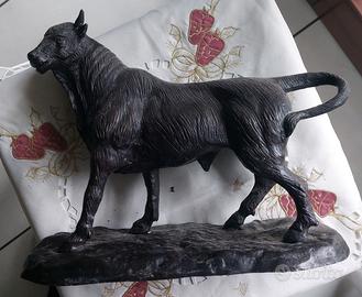 Toro in bronzo
