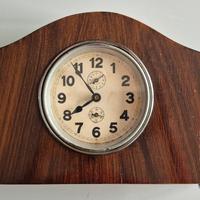 Antico orologio da tavolo in legno