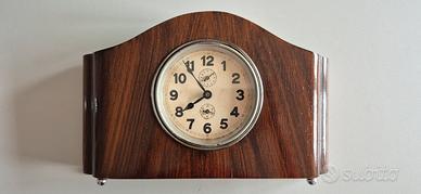 Antico orologio da tavolo in legno