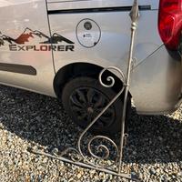 Insegna con bandiera. In ferro