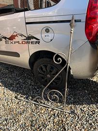 Insegna con bandiera. In ferro