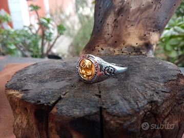 Anello amuleto con teschio e simboli celtico