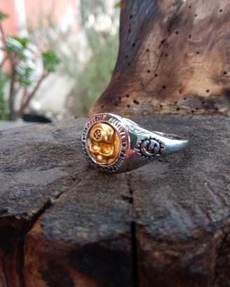 Anello amuleto con teschio e simboli celtico