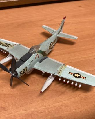 Modellino Aereo A-1 Skyraider US Navy 16x21 cm