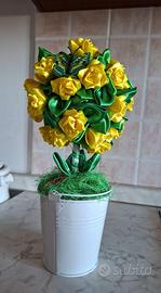 Vasetto di latta con albero di rose gialle