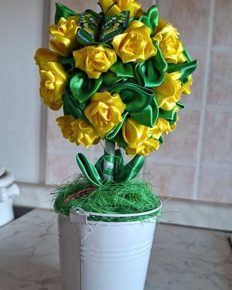 Vasetto di latta con albero di rose gialle