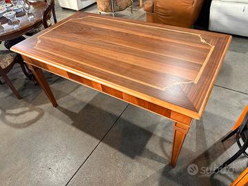 Tavolo color noce allungabile