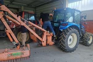 TRATTORE NEW HOLLAND T4