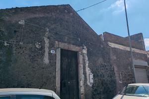 Fabbricati con terreno a Belpasso centro