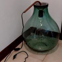 Lampada fatta con un'antica damigiana