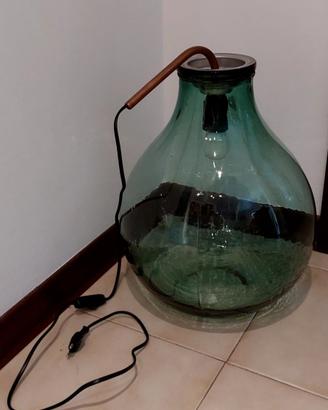 Lampada fatta con un'antica damigiana