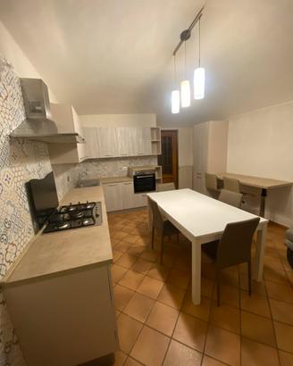 Cucina con elettrodomestici