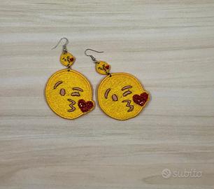 Orecchini in pizzo ricamati Smile: Kiss