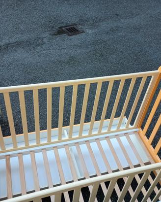 Lettino con sponde e lavatoio cassettiera