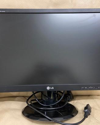 LG Flatron L222WS 22" + tastiera Trust + mouse