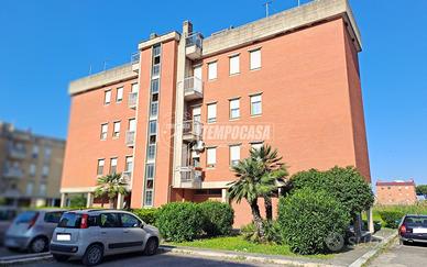 Appartamento piano alto con 2 balconi in stabile e