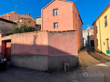 Guspini- Indipendente da ristrutturare in centro