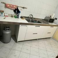 Cucina con lavastoviglie e frigorifere