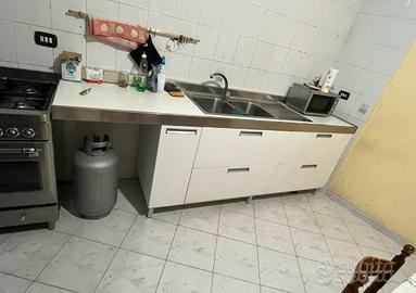 Cucina con lavastoviglie e frigorifere