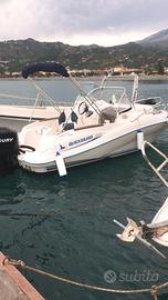 QuickSilver 555 Walkaround con motore fuoribordo