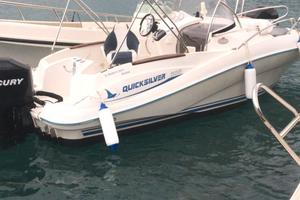 QuickSilver 555 Walkaround con motore fuoribordo