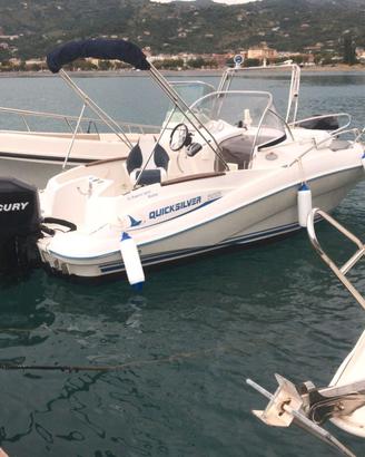 QuickSilver 555 Walkaround con motore fuoribordo