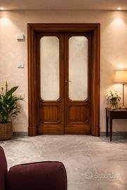 Antica porta a doppia anta in legno massello